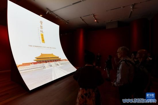 6月2日,东谈主们在香港故宫文化博物馆不雅看“紫禁城看世界──中外文化疏通与互鉴”展。新华社记者 朱炜 摄